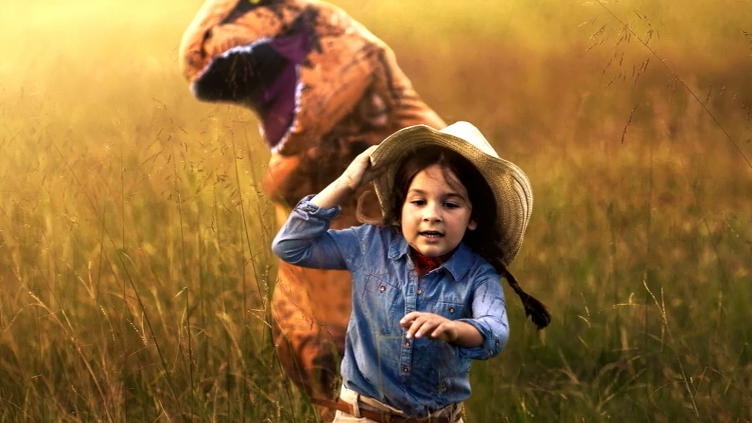 Mutter fotografiert autistischen Sohn im Dino-Kostüm Mutter fotografiert autistischen Sohn im Dino-Kostüm