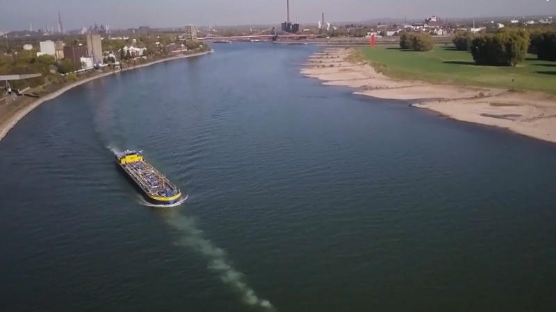 Flüsse haben zu wenig Wasser für die großen Tanker. Flüsse haben zu wenig Wasser für die großen Tanker.