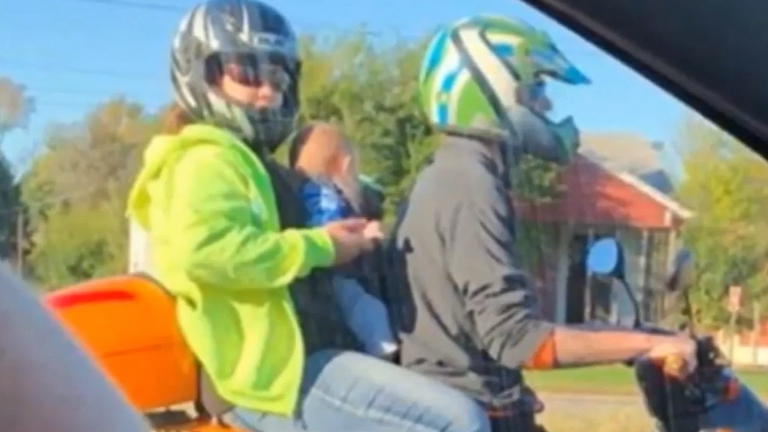 Eltern nehmen Baby auf Motorroller mit Eltern nehmen Baby auf Motorroller mit