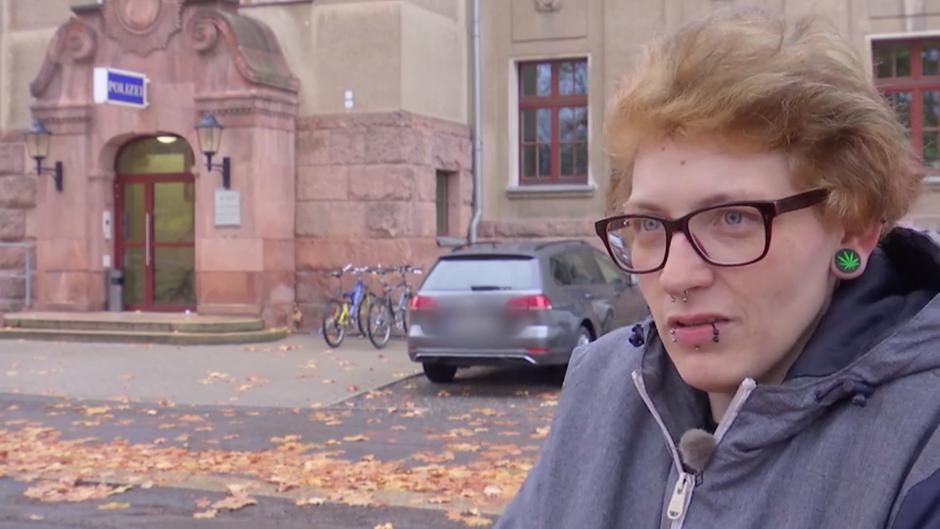 Frau bei Vernehmung sexuell belästigt Frau bei Vernehmung sexuell belästigt
