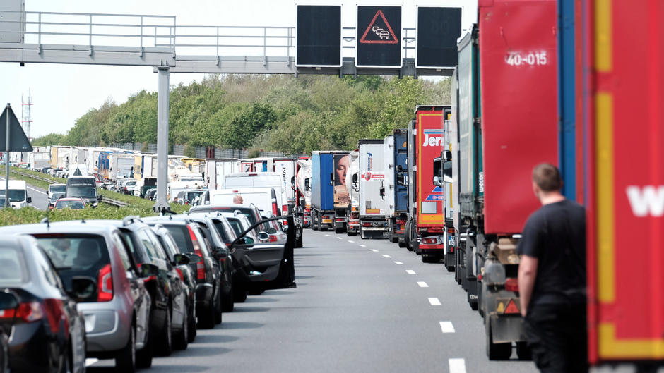 Jede Minute zählt: Rettungsgasse bilden Jede Minute zählt: Rettungsgasse bilden
