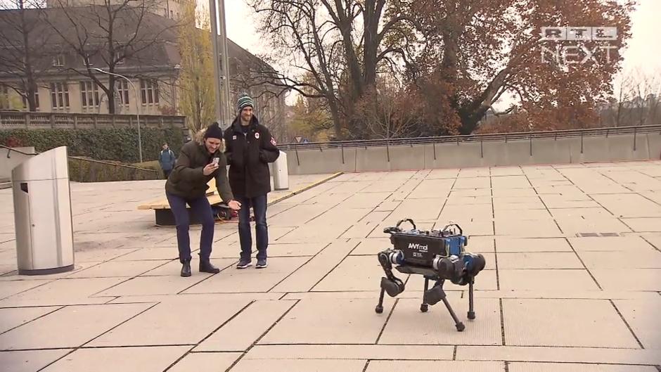So reagieren Passanten auf Roboterhund Anymal So reagieren Passanten auf Roboterhund Anymal