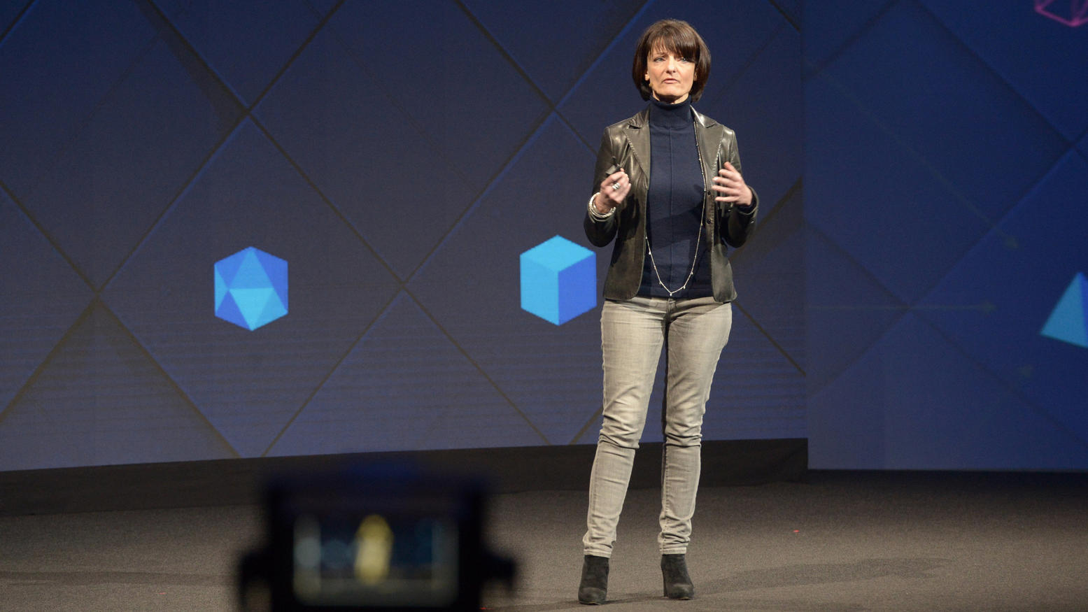 Gedanken-Steuerung: Facebook will bald unsere Gehirnströme lesen Facebook-Managerin Regina Dugan präsentiert bei der hauseigenen Entwicklerkonferenz F8 am 19.4.2017 in San Jose (Kalifornien, USA) das Projekt, Menschen mit Hilfe von Sensoren Worte direkt aus ihrem Gehirn in Computer eintippen zu lassen. Foto: Andre