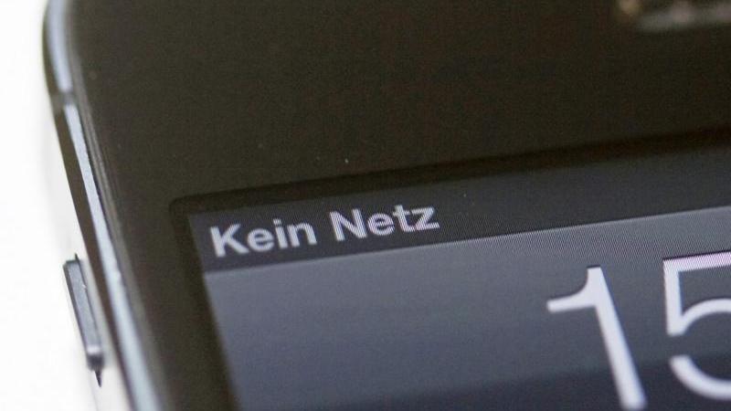 Die Aufschrift "Kein Netz" ist auf dem Bildschirm eines Mobiltelefons zu sehen. 